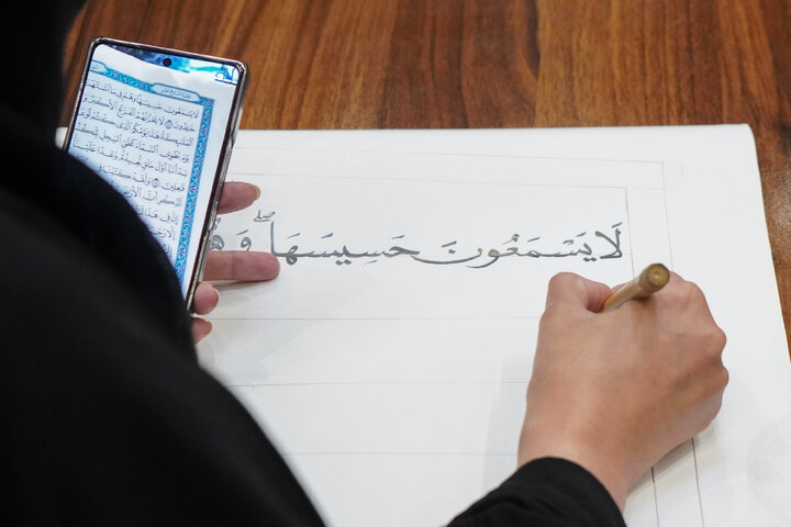 Photos: Calligraphy of Holy Qur’an by Pakistani pilgrim at Imam Reza Holy Shrine