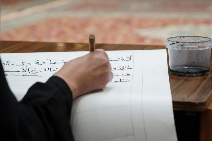 Photos: Calligraphy of Holy Qur’an by Pakistani pilgrim at Imam Reza Holy Shrine