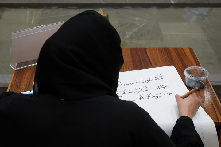 Photos: Calligraphy of Holy Qur’an by Pakistani pilgrim at Imam Reza Holy Shrine