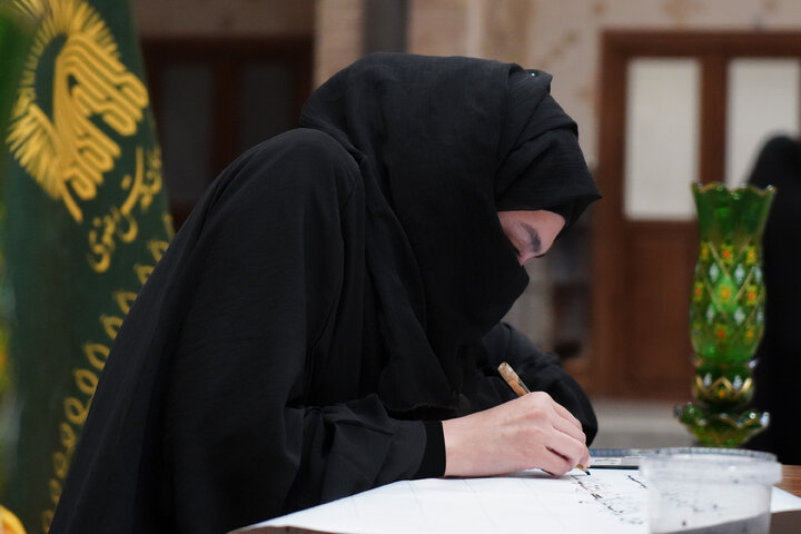 Photos: Calligraphy of Holy Qur’an by Pakistani pilgrim at Imam Reza Holy Shrine