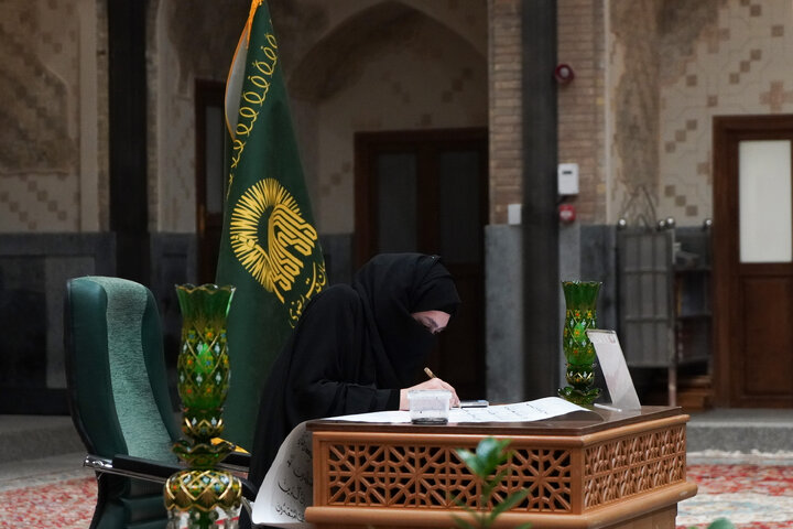 Photos: Calligraphy of Holy Qur’an by Pakistani pilgrim at Imam Reza Holy Shrine