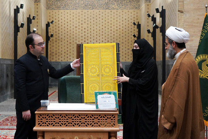 Photos: Calligraphy of Holy Qur’an by Pakistani pilgrim at Imam Reza Holy Shrine