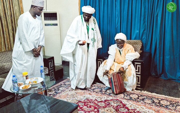 تقرير مصور/ ممثل منطقة "أشانتي" النيجيرية يزور الشيخ الزكزكي ويقدم له واجب العزاء بمناسبة ذكرى مجزرة زاريا