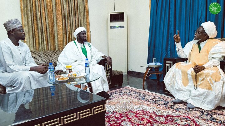 تقرير مصور/ ممثل منطقة "أشانتي" النيجيرية يزور الشيخ الزكزكي ويقدم له واجب العزاء بمناسبة ذكرى مجزرة زاريا