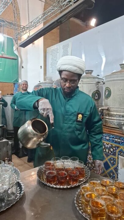 تقرير مصور/ نيجيريون شيعة يخدمون في حرم الإمام الرضا (ع) بمدينة بمناسبة مجزرة "مجزرة زاريا"