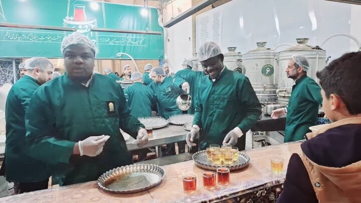 تقرير مصور/ نيجيريون شيعة يخدمون في حرم الإمام الرضا (ع) بمدينة بمناسبة مجزرة "مجزرة زاريا"