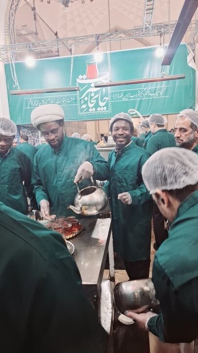 تقرير مصور/ نيجيريون شيعة يخدمون في حرم الإمام الرضا (ع) بمدينة بمناسبة مجزرة "مجزرة زاريا"