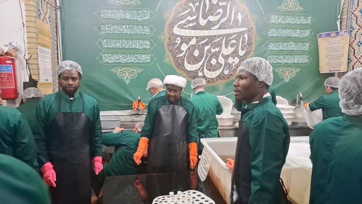 تقرير مصور/ نيجيريون شيعة يخدمون في حرم الإمام الرضا (ع) بمدينة بمناسبة مجزرة "مجزرة زاريا"