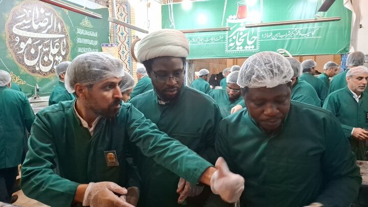 تقرير مصور/ نيجيريون شيعة يخدمون في حرم الإمام الرضا (ع) بمدينة بمناسبة مجزرة "مجزرة زاريا"