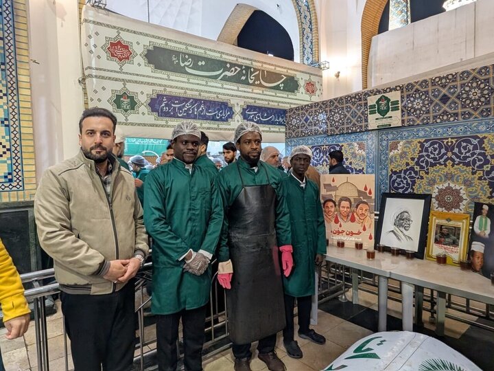 تقرير مصور/ نيجيريون شيعة يخدمون في حرم الإمام الرضا (ع) بمدينة بمناسبة مجزرة "مجزرة زاريا"