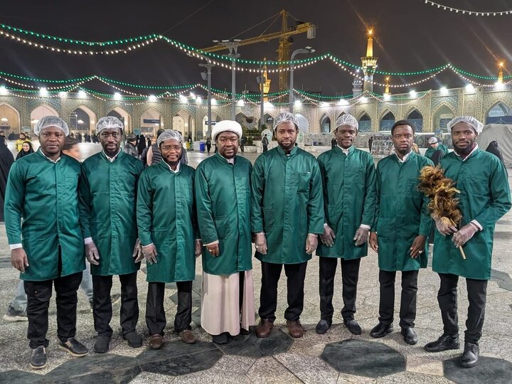 تقرير مصور/ نيجيريون شيعة يخدمون في حرم الإمام الرضا (ع) بمدينة بمناسبة مجزرة "مجزرة زاريا"