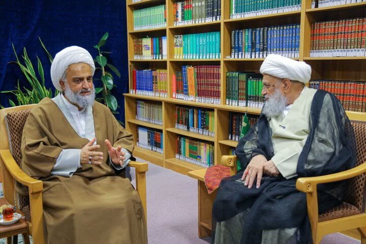 دیدار جمعی از طلاب حوزه علمیه منصوریه شیراز با آیت‌الله کریمی جهرمی + تصویر