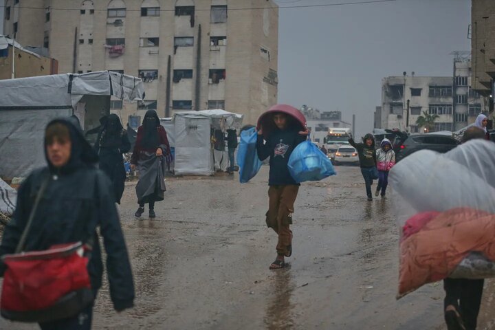 معضل جدید فلسطینی‌ها، بارش باران همزمان با حملات هوایی و توپخانه‌ای ارتش اشغالگر اسرائیل