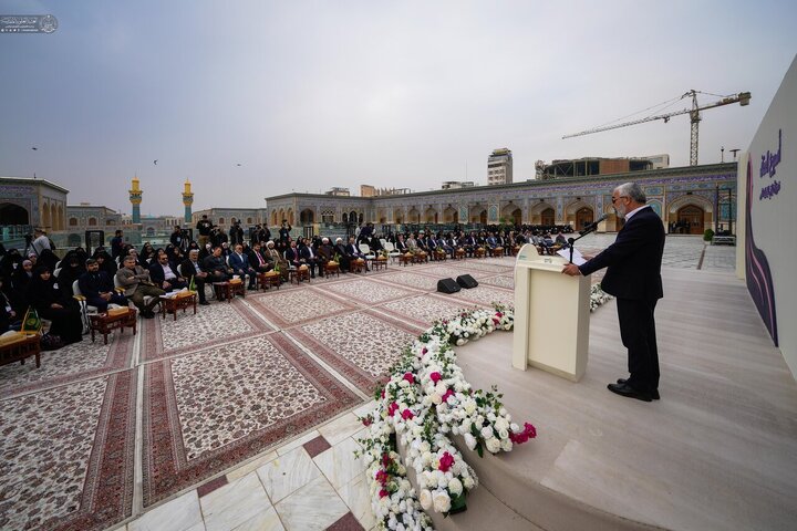 Informe fotográfico | 2000 estudiantes universitarias coronadas con el manto de la castidad en el santuario sagrado del Imam Ali con motivo del nacimiento de la Excelencia Fátima