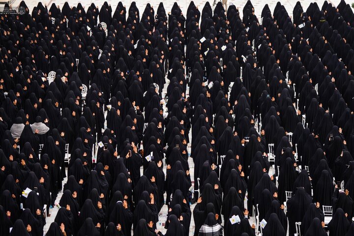 Informe fotográfico | 2000 estudiantes universitarias coronadas con el manto de la castidad en el santuario sagrado del Imam Ali con motivo del nacimiento de la Excelencia Fátima