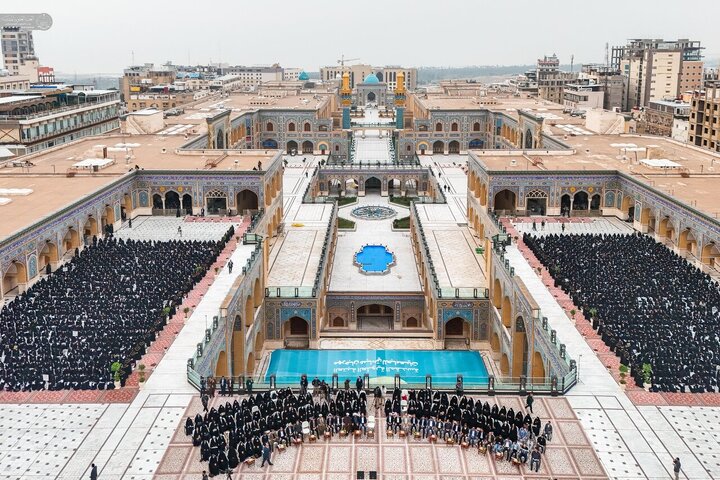 Informe fotográfico | 2000 estudiantes universitarias coronadas con el manto de la castidad en el santuario sagrado del Imam Ali con motivo del nacimiento de la Excelencia Fátima