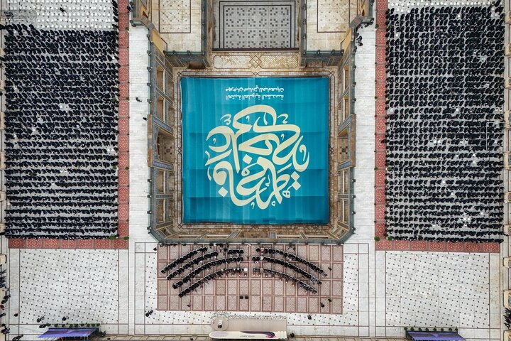 Informe fotográfico | 2000 estudiantes universitarias coronadas con el manto de la castidad en el santuario sagrado del Imam Ali con motivo del nacimiento de la Excelencia Fátima