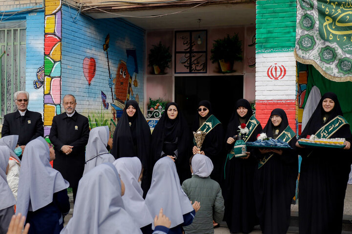 Informe fotográfico | Distribución de chaquetas y artículos culturales por parte de las servidoras del Santuario Sagrado del Imam Alí ibn Musa ar-Rida (la paz sea con él)