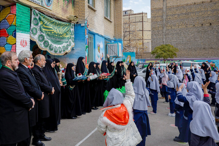 Informe fotográfico | Distribución de chaquetas y artículos culturales por parte de las servidoras del Santuario Sagrado del Imam Alí ibn Musa ar-Rida (la paz sea con él)