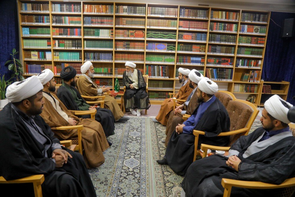 دیدار جمعی از طلاب حوزه علمیه منصوریه شیراز با آیتالله کریمی جهرمی + تصویر