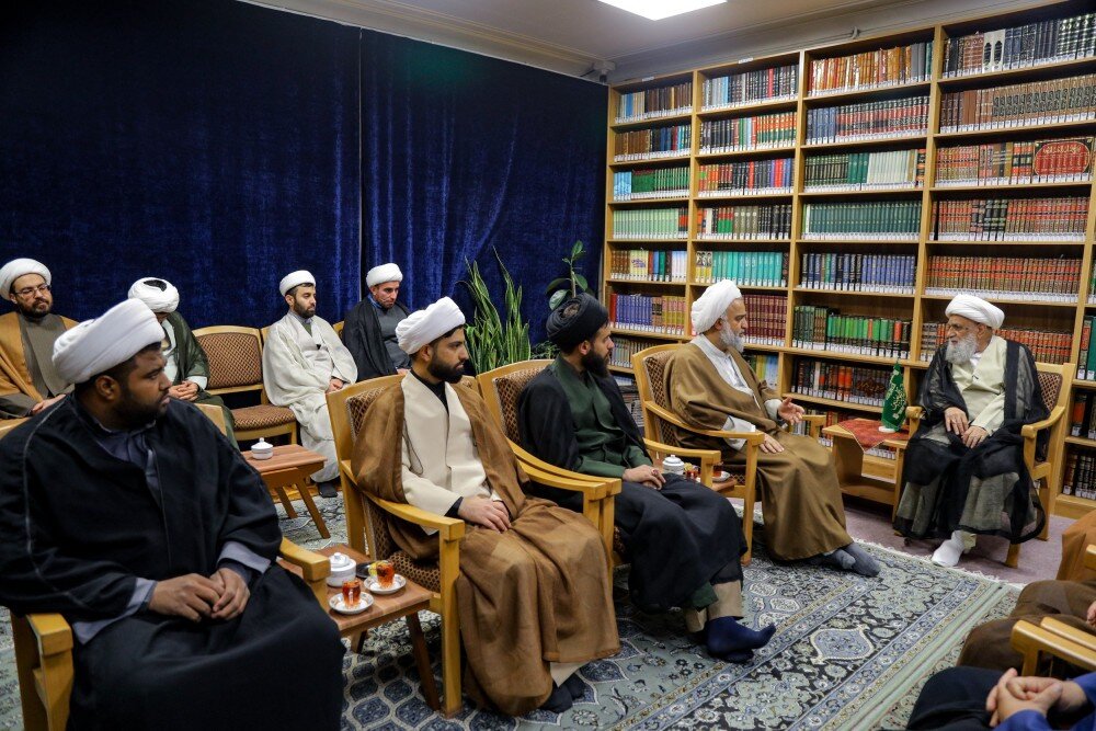دیدار جمعی از طلاب حوزه علمیه منصوریه شیراز با آیت‌الله کریمی جهرمی + تصویر