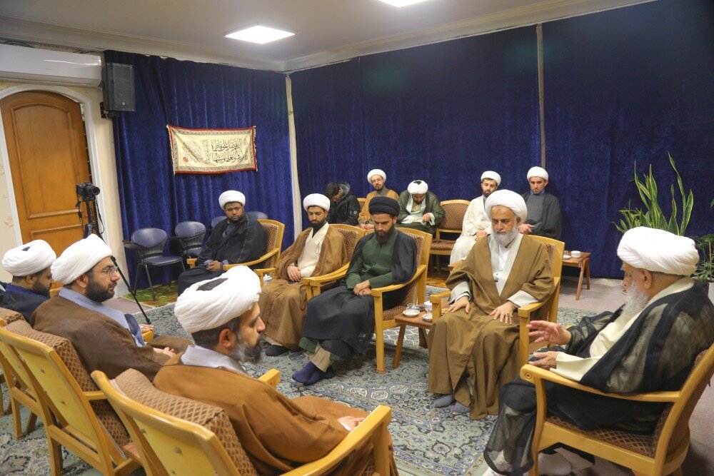دیدار جمعی از طلاب حوزه علمیه منصوریه شیراز با آیت‌الله کریمی جهرمی + تصویر