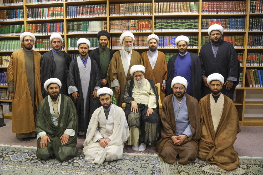 دیدار جمعی از طلاب حوزه علمیه منصوریه شیراز با آیتالله کریمی جهرمی + تصویر