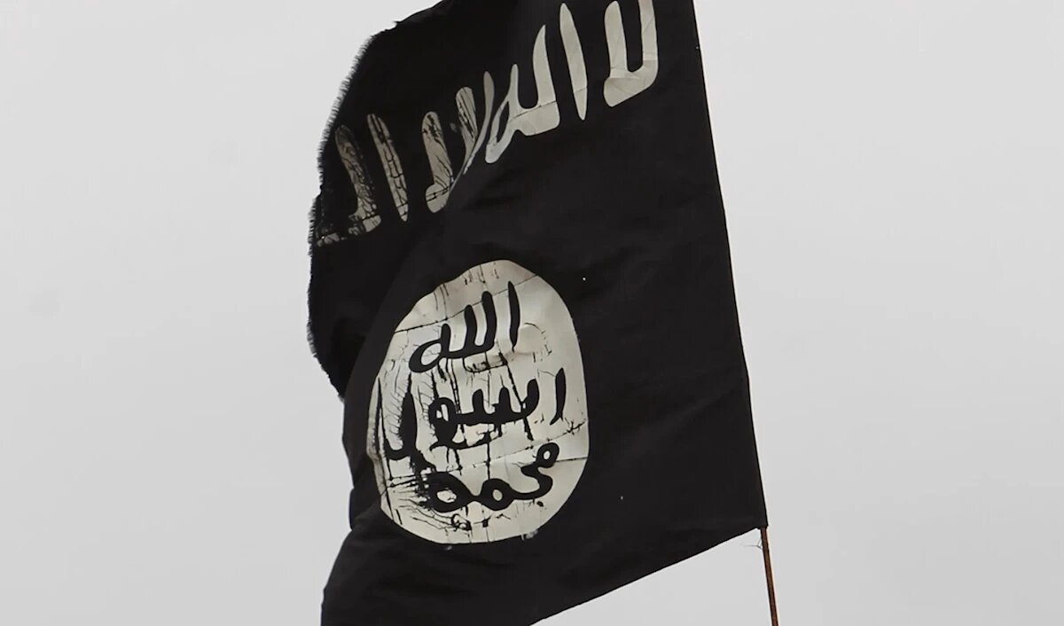 برپایی ایست بازرسی با نماد داعش در حومه حلب و دیرالزور