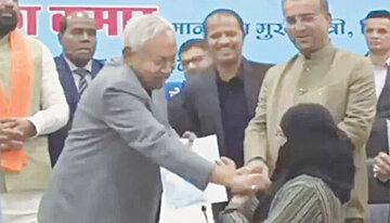 وزیراعلیٰ بہار کی جانب سے نقاب کھینچنے پر مسلم خاتون ذہنی دباؤ کا شکار، سرکاری ملازمت نہ لینےکا فیصلہ