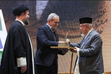 Galeri Foto: Acara Penyerahan Imam Khomeini World Award di Teheran