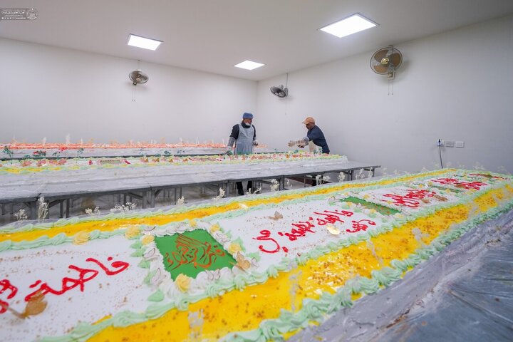 تقرير مصور/ مضيف العتبة العلوية يصنع كعكة كبيرة بمناسبة ولادة السيدة "فاطمة الزهراء"(ع)