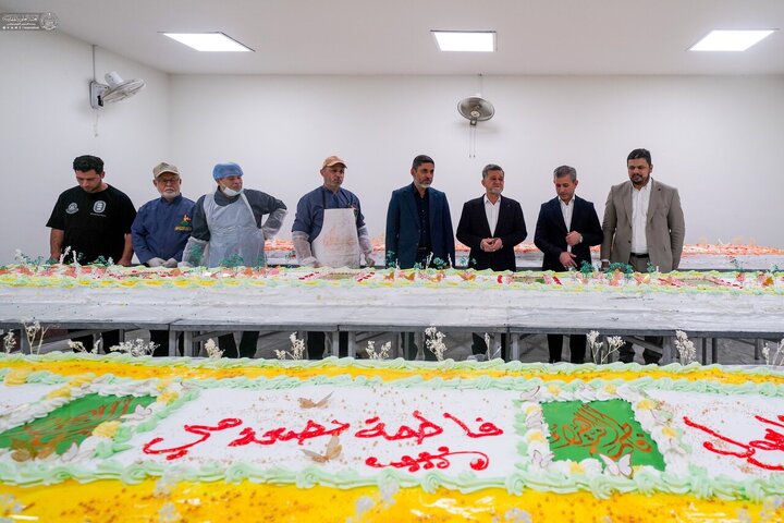 تقرير مصور/ مضيف العتبة العلوية يصنع كعكة كبيرة بمناسبة ولادة السيدة "فاطمة الزهراء"(ع)