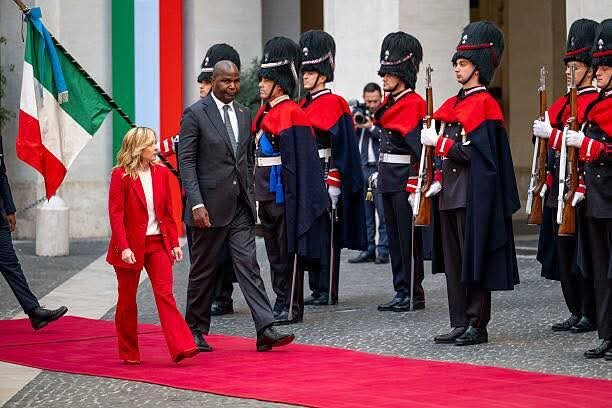 Urefu wa Rais Chapo wa Msumbiji Wazua Gumzo Nchini Italia: Waziri Mkuu wa Italia Georgia Meloni Abatizwa “Mini Meloni” Mitandaoni +Picha