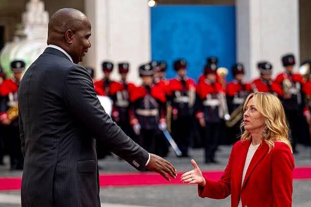 Urefu wa Rais Chapo wa Msumbiji Wazua Gumzo Nchini Italia: Waziri Mkuu wa Italia Georgia Meloni Abatizwa “Mini Meloni” Mitandaoni +Picha