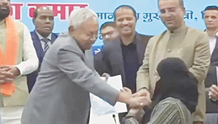 وزیراعلیٰ بہار کی جانب سے نقاب کھینچنے پر مسلم خاتون ذہنی دباؤ کا شکار، سرکاری ملازمت نہ لینےکا فیصلہ