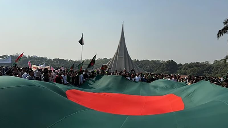 জাতীয় স্মৃতিসৌধে মানুষের ঢল