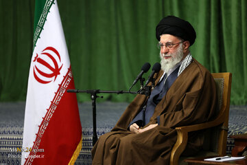 تقرير مصور/ قائد الثورة الاسلامية يستقبل مسؤولي مؤتمر شهداء محافظة ألبرز الإيرانية