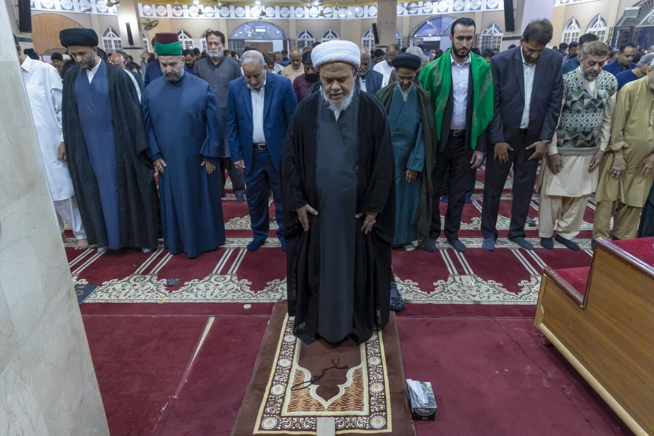 Delegation of Al-Abbas Shrine performs Maghrib prayers in congregation at Samarra Mosque in Pakistan (+Photos)