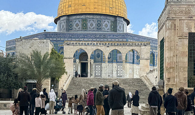 250 illegal Jewish settlers storm Aqsa Mosque under Israeli police protection