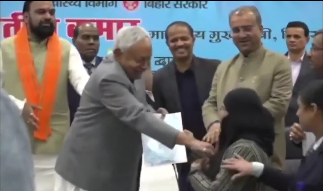 بھارت میں مسلمان خاتون کے حجاب کی بے حرمتی، وزیر اعلیٰ بہار کے خلاف باضابطہ شکایت درج