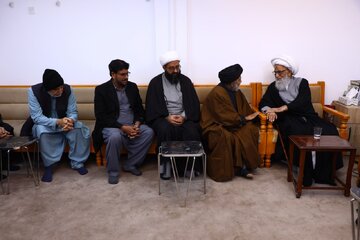 آية الله النجفيّ يستقبل السيد رضي جعفر من علماء كراتشي