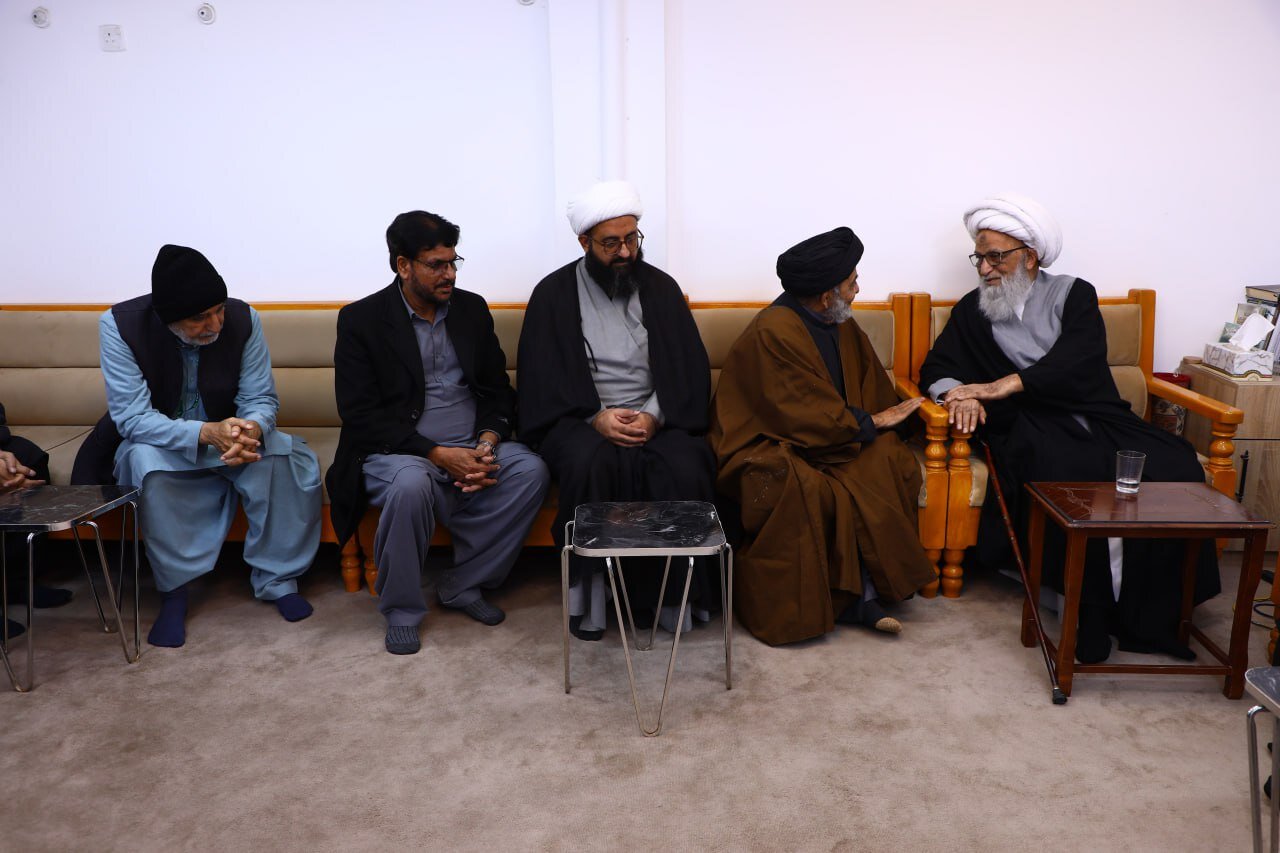 آية الله النجفيّ يستقبل السيد رضي جعفر من علماء كراتشي