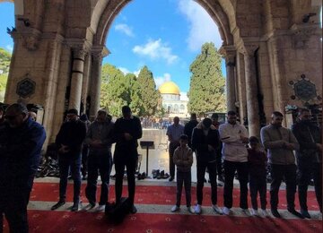 50,000 Palestinians Attend Friday Prayer at Aqsa Mosque