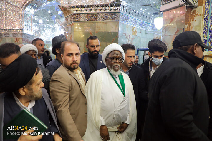 شیخ ابراهیم زکزاکی رهبر شیعیان نیجریه پنج‌شنبه (۲۷ آذر ۱۴۰۴) با حضور در حرم حضرت فاطمه معصومه‌(س) درقم، مضجع شریف بانوی کرامت را زیارت کرد.