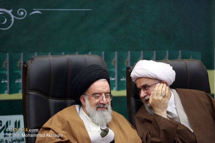 آیت‌الله رمضانی، دبیرکل مجمع جهانی اهل بیت‌(ع) با سید احمد خاتمی،‌ امام جمعه موقت تهران‌، عضو جامعه‌ مدرسین‌ حوزه‌ علمیه‌ قم در مراسم رونمایی از موسوعه معارف شیعه باعنوان «معرفی تشیع در جهان امروز؛ ضرورت‌ها ‌و چالش‌ها» در حال گفتگو است.