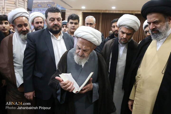 آیت‌الله‌العظمی سبحانی در آخر سلسله جلسات درس اخلاق در موسسه علمی پژوهشی امام جعفرصادق(ع) برای یکی از شرکت کنندگان با قرآن استخاره می‌گیرد.