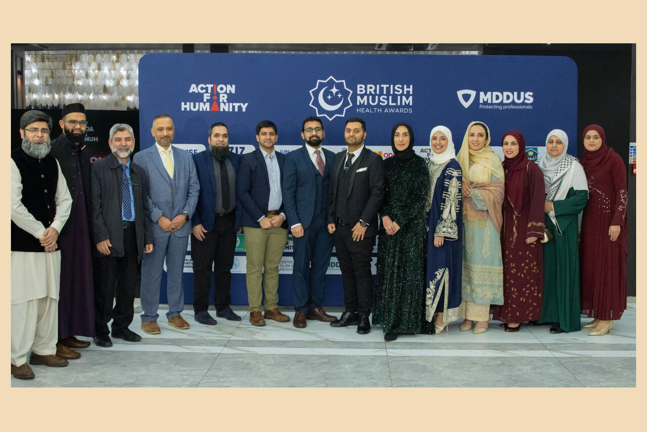 فاطمه حسین پزشک سال انجمن پزشکی اسلامی بریتانیا /برگزاری نخستین مراسم تجیل از کادر درمان مسلمان انگلیس + تصاویر