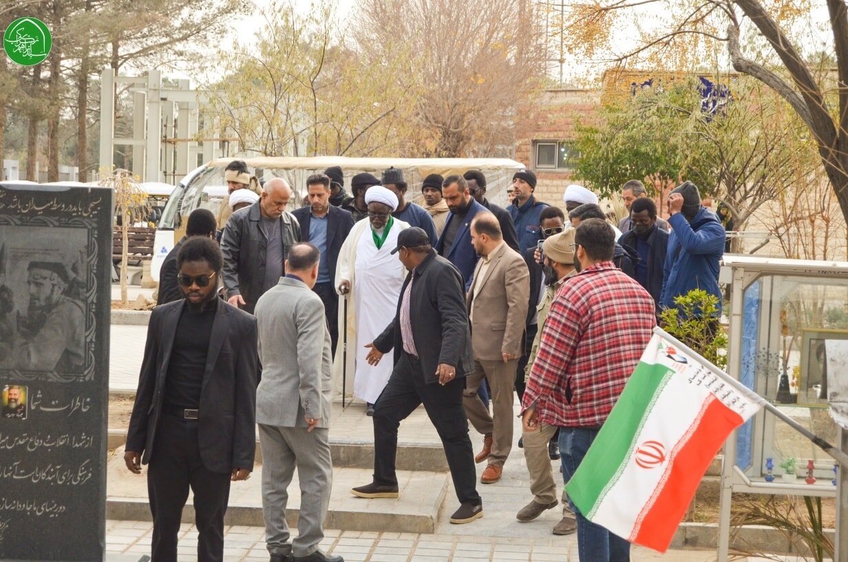 تصاویر | حضور شیخ زکزاکی بر سر مزار شهید باقری و دیگر شهدا در بهشت زهرا(س)