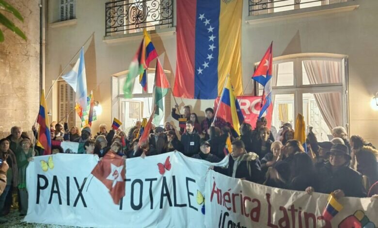 Manifestantes franceses expresan solidaridad con Venezuela en su embajada en París ante amenazas de EEUU