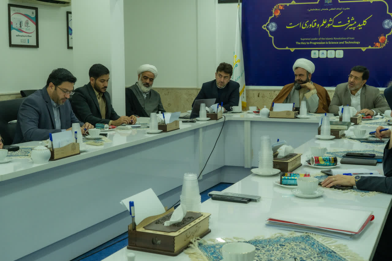 استقبال مدیریت شهری قم از نوآوری و خلاقیت/ رونمایی کتاب «فرهنگ در مقیاس شهر» با حضور مدیران شهرداری و اعضای شورای شهر